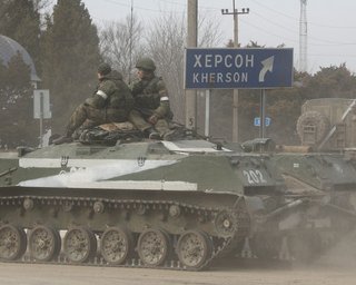 Бои за Херсон: оккупанты после встречи с мэром ввели новые правила для жителей города