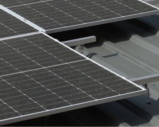 Отримують світло і воду: жителі селища в Україні встановили дві сонячні станції (відео)