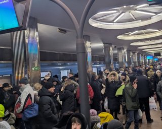 Люди ледве влізають в вагони: у Києві через тривогу стався "колапс" транспорту (фото, відео)