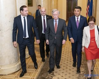Гройсман и Болтон обсудили перспективы санкций против России