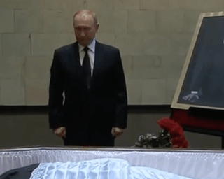 Путін приклався до труни Горбачова, але бути присутнім на похороні не зможе, — Пєсков (відео)