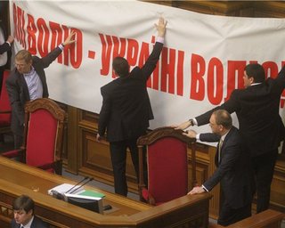 Оппозиция обклеила президиум парламента плакатом с Тимошенко