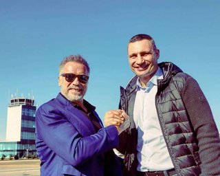 Кличко поддержал Шварценеггера после операции, а тот поздравил его с победой на выборах