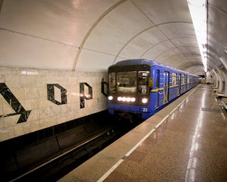 В киевском метро могут появиться стеклянные ограждения