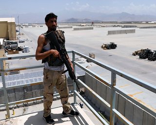 Бросили технику, оружие и заключенных: после ухода американцев с базы Баграм ее заняли мародеры