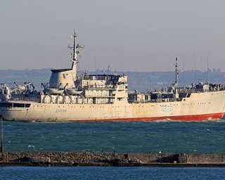 У входа в Керченский пролив образовалась "пробка", корабль "Донбасс" лег на обратный курс