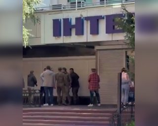 Працівники ТЦК затримали режисера телеканалу "Інтер" прямо біля студії (відео)