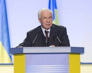 Азаров пообещал за пять лет в корне изменить страну