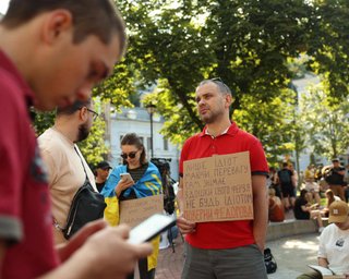"Картонкові протести": в Україні тривають мітинги через звільнення Федорова, що відомо (фото, відео)