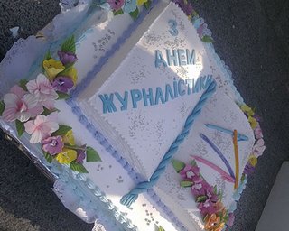 Янукович уехал из Межигорья, проигнорировав журналистов