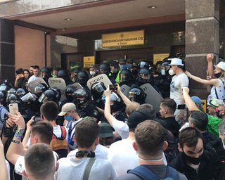 Фаера, стычки и депутаты. Суд избирает меру пресечения Стерненко