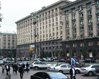 На свою раскрутку к выборам политики выкинут $2,3 миллиарда, - эксперт