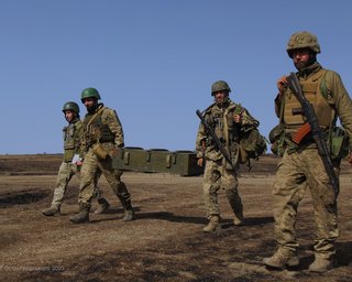 Цілих будинків немає: "Білі янголи" вивозять з Авдіївки решту 1600 жителів (фото)