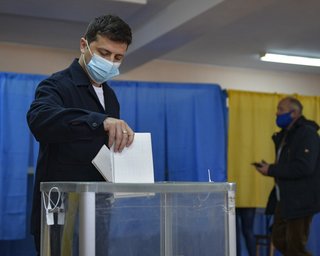Зеленский пообещал "жестко следить" за новоизбранной местной властью