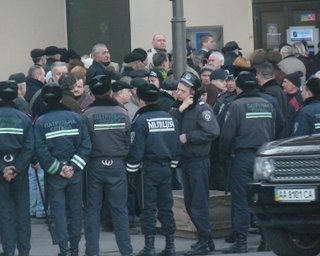Вкладчики Родовид Банка перекрыли дорогу в центре Киева