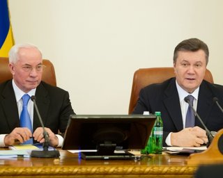 Янукович поручил Азарову уволить министров, которые тормозят проведение реформ
