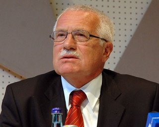 Президент Чехии не разделяет позицию Гавела по Ливии