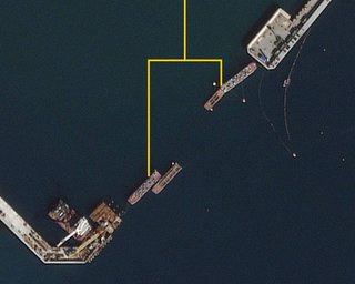 Превентивні заходи: росіяни намагаються захистити кораблі ЧФ за допомогою барж, — розвідка Британії