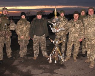 Украинские военные собрали елку из боеприпасов, которые прилетели от боевиков
