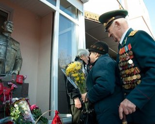 По факту установки памятника Сталину требуют возбудить уголовное дело