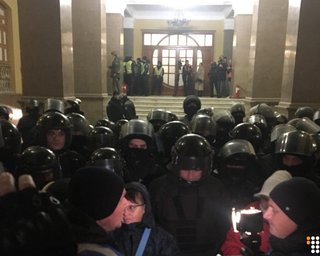 Сторонники Саакашвили попытались прорваться в Октябрьский дворец