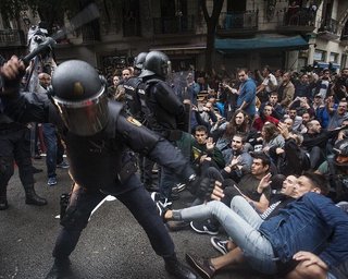 Власти Каталонии уже говорят о 337 пострадавших в стычках с полицией
