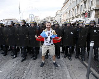 Из Франции депортированы 20 российских болельщиков