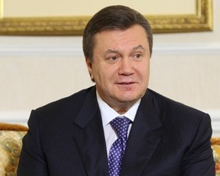 Янукович удивился, что Бандеру не наградили георгиевским крестом