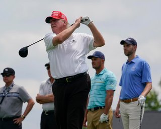 Зеленский подарил Трампу клюшку для гольфа от младшего сержанта ВСУ (видео)