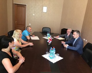 Зеленский отправил делегацию в Грузию, чтобы вернуть 10 детей, родители которых подозреваются в торговле детьми