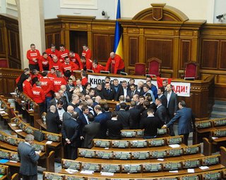 Оппозиция объявила мобилизацию после слухов о возможном силовом разблокировании Рады