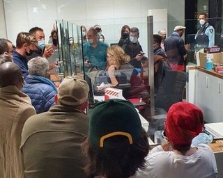 Новый штамм коронавируса обнаружили у 13 человек, прилетевших в Европу из ЮАР