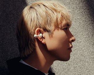 Альтернатива AirPods с лучшим звуком: эксперт порекомендовала наушники для улицы (фото)