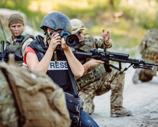 Украинские журналисты попали под обстрел под Бахмутом (видео)