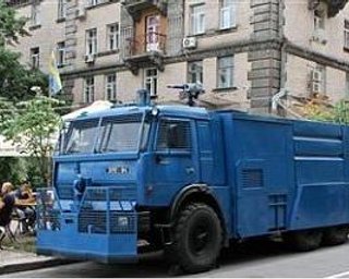 Накануне матча между Англией и Швецией в Киев завезли водометы