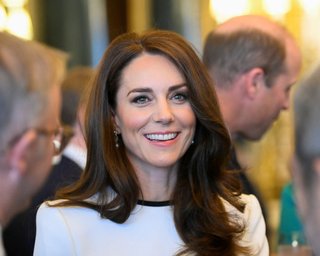 Кейт Миддлтон показала идеальный черно-белый образ на торжественном обеде перед коронацией