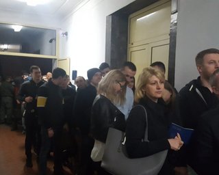 В Варшаве украинцам не хватило времени проголосовать, работу участка пришлось продлить