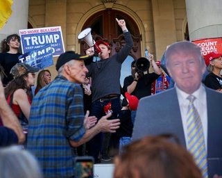 "Трамп все еще может победить": сторонники 45-го президента не верят в победу Джо Байдена