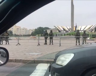 В центре Минска появились вооруженные автоматами военные