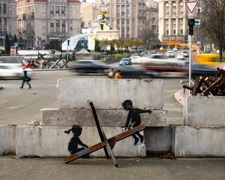 Формула британця. Яке послання українцям зашифрував Бенксі у графіті в Києві та Бородянці