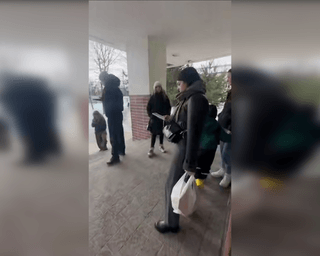 Только для учеников: школа не пустила людей в укрытие во Львове во время тревоги, — соцсети (видео)