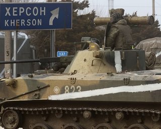 Смерть усьому живому: росіяни підривають судна на Дніпрі, розливаючи нафтопродукти (фото)