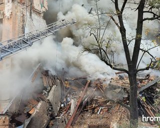 Під завалами є люди: з'явилися кадри зруйнованого будинку в Києві після атаки дронів (відео)