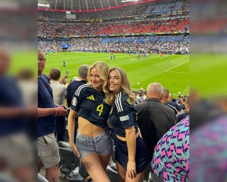 "Самая красивая британка": СМИ показали жен и девушек сборной Шотландии на Евро-2024 (фото)