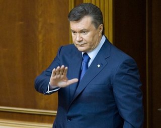 Янукович требует от властей Западной Украины вернуть украденное