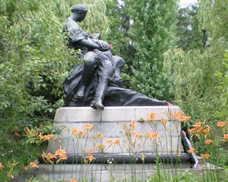 Львовяне освистали власть у памятника неизвестному солдату