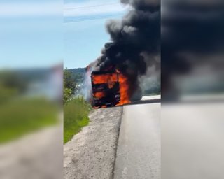 Під Харковом FPV влучив по машині м'ясокомбінату: асфальт засипало сардельками, — соцмережі (відео)
