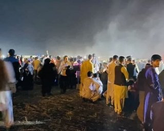 В аеропорту Кабула почався хаос: тисячі людей не змогли полетіти, чутно постріли (відео)
