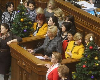Женщины-депутаты заблокировали трибуну Рады в поддержку Тимошенко