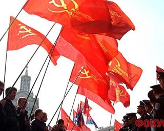 На Крещатике у коммунистов отбирают красные флаги
